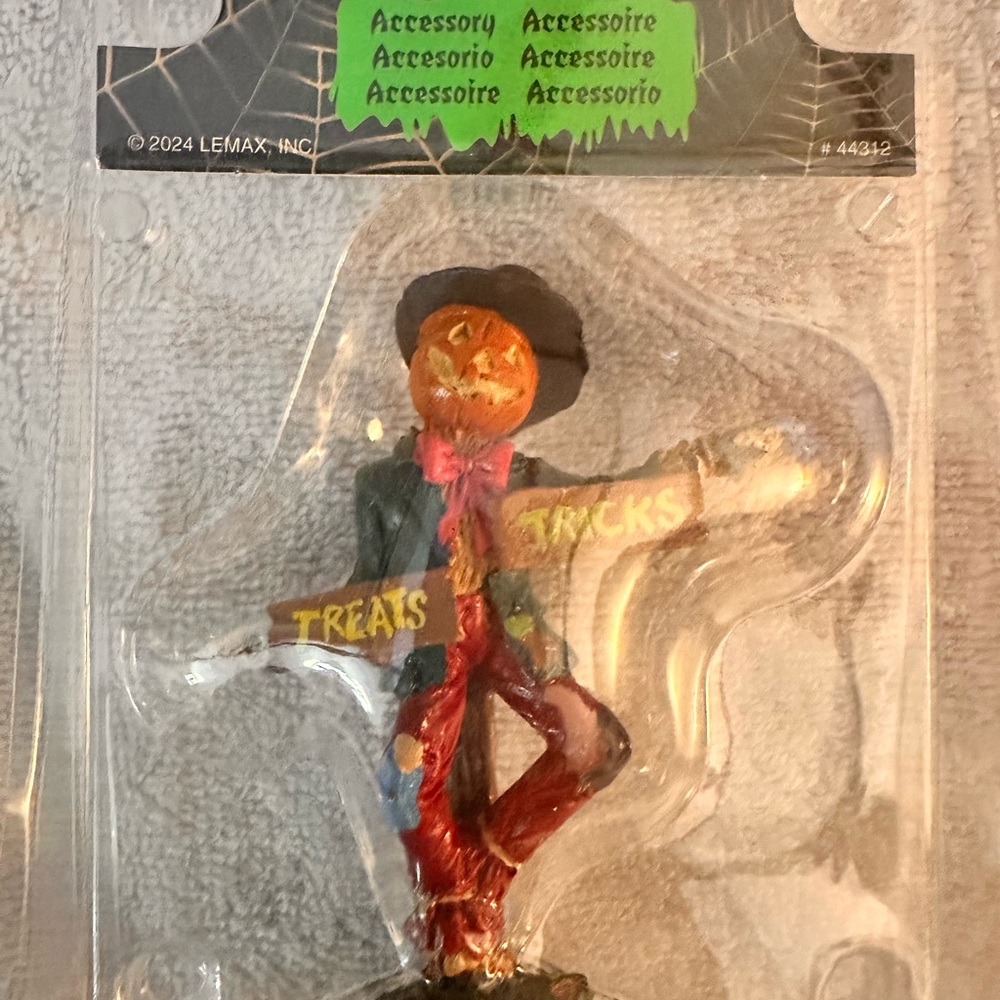 New in Box: Scarecrow Signpost, SKU#: 44312